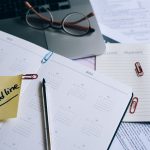 Agenda con un promemoria adesivo "Tax Deadline" per le scadenze fiscali