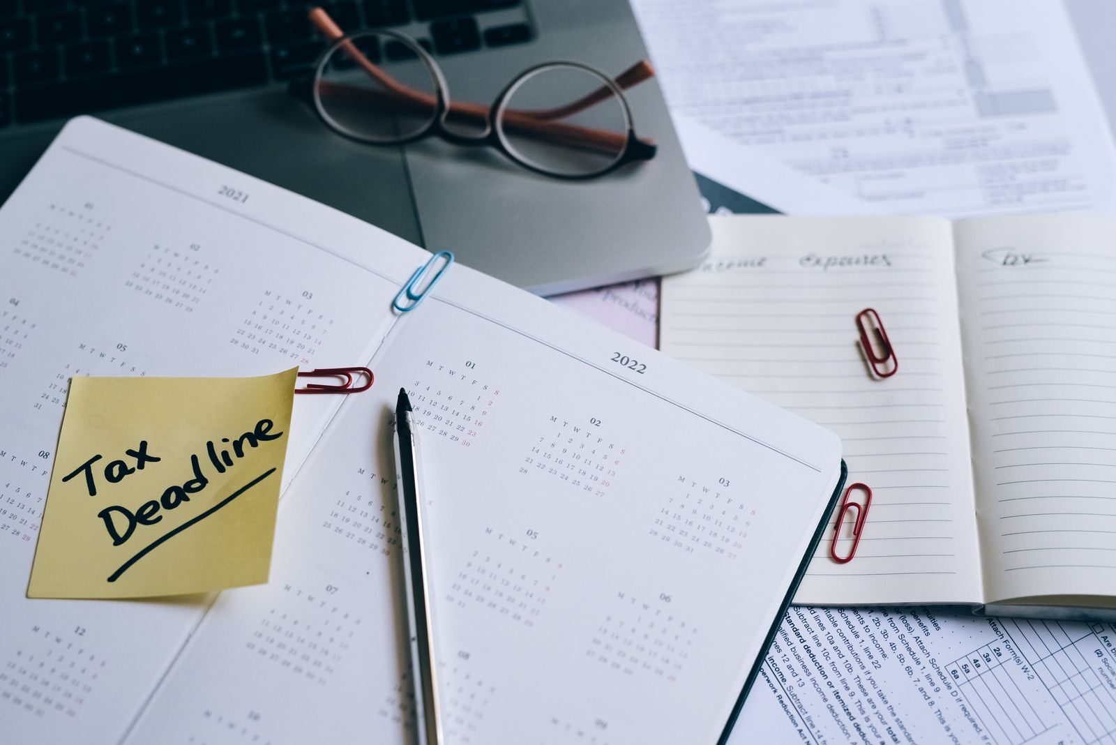 Agenda con un promemoria adesivo "Tax Deadline" per le scadenze fiscali