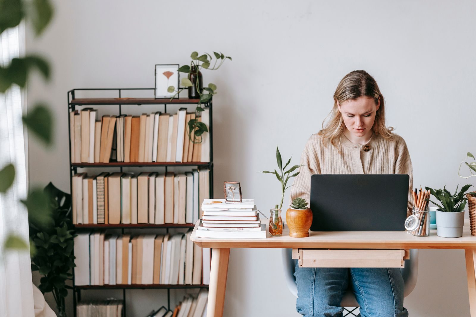 Libero professionista al computer portatile alla scrivania di casa